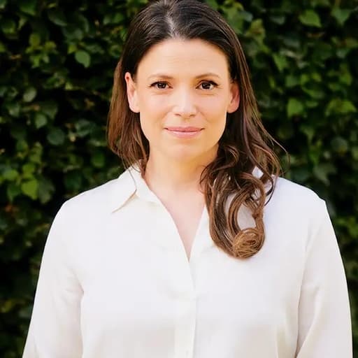 Julia  Whelan
